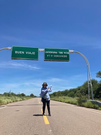 Un cartel de cabeza recibe a extranjeros que llegan de Bolivia. Fotografía:  
Twitter/@macaibca