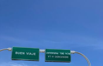 Un cartel de cabeza recibe a extranjeros que llegan de Bolivia. Fotografía:
Twitter/@macaibca