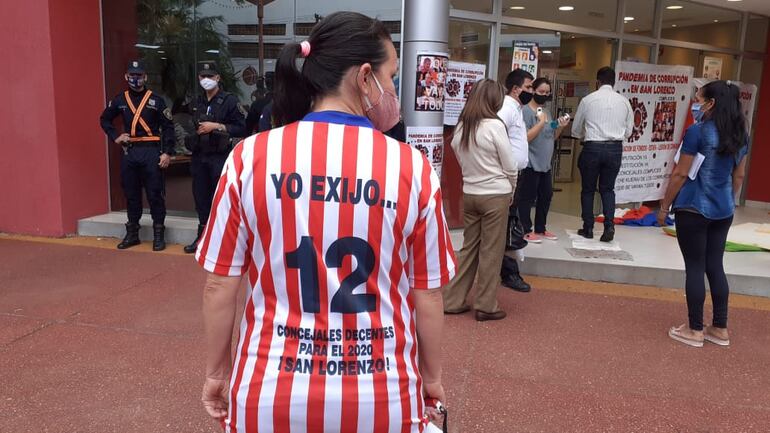 La remera que le costo ser echada de un evento municipal.