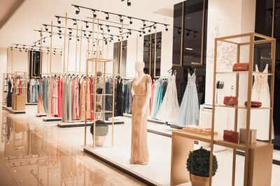 En la tienda también se encuentran exclusivos vestidos de fiesta.