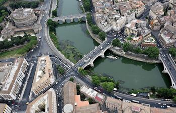 Una vista aérea del río Tiber, en Roma, Italia.
