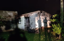 Vivienda en donde ocurrió el incendio y el deceso de dos personas, en Villa Jardín, Limpio.