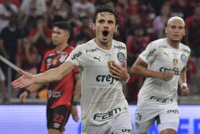 Raphael Veiga festeja tras anotar desde el punto penal el gol del empate 2-2 para Palmeiras ante Athletico Paranaense.