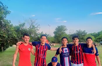 Miembros de la Escuela de Fútbol de Pilar.