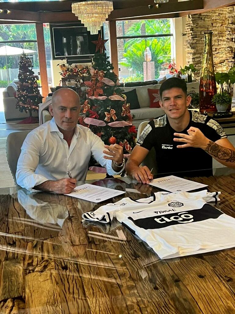 La firma del contrato de Barreto con Olimpia, representado por el titular Miguel Cardona.