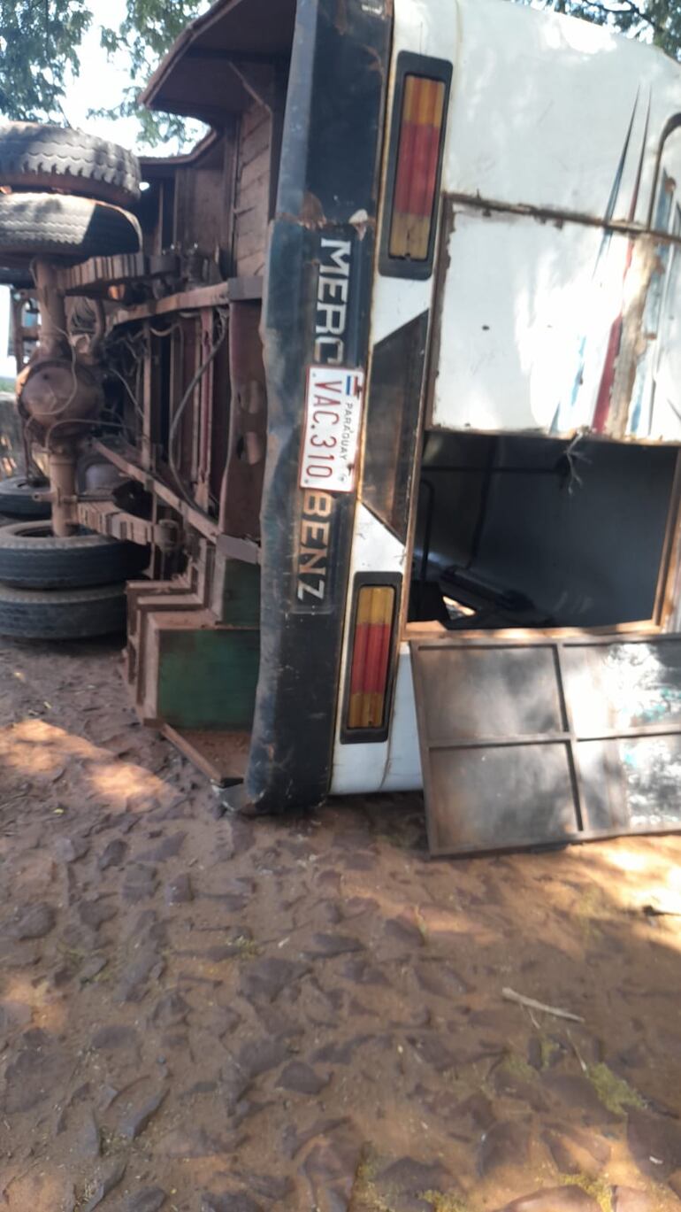 Así quedó el bus, en una imagen de su parte trasera. (gentileza).