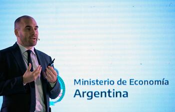 n esta foto de archivo tomada el 7 de junio de 2022, el ministro de Economía de Argentina, Martín Guzmán, habla durante la reunión anual de la Asociación Empresarial Argentina en Buenos Aires. - Guzmán anunció su renuncia a través de Twitter el 2 de julio de 2022.