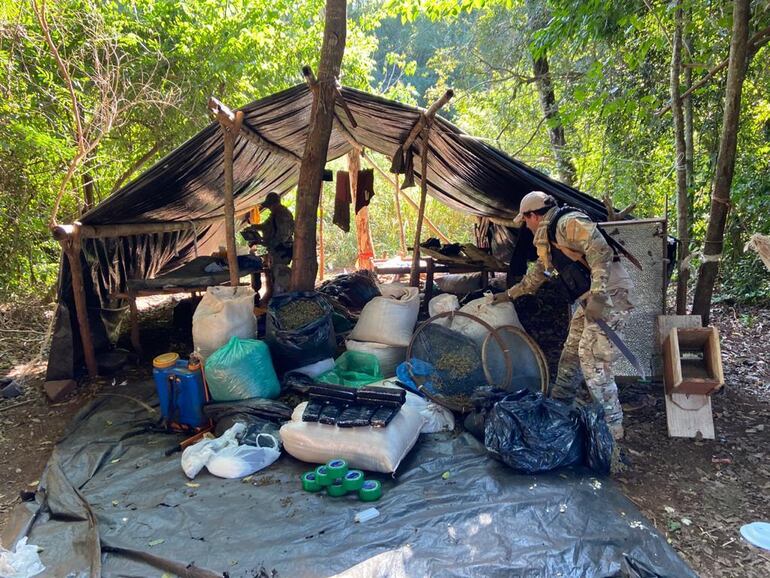 Campamento precario montado por cultivadores de marihuana (Colonia Umbú, Amambay)