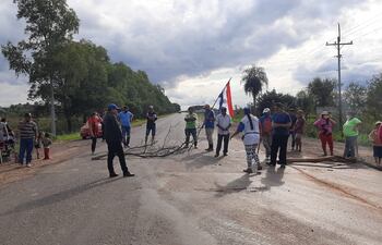 El ministerio de Justicia adjudicó la obra por G. 7.169.800.000 a la cuestionada empresa Engineering, pero alrededor se formó un tajamar de desechos con olor nauseabundo.