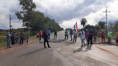 El ministerio de Justicia adjudicó la obra por G. 7.169.800.000 a la cuestionada empresa Engineering, pero alrededor se formó un tajamar de desechos con olor nauseabundo.