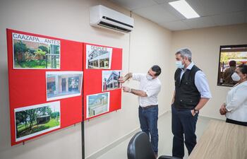El presidente de la ANDE, Ing. Félix Sosa, le muestra al mandatario, Mario Abdo Benítez, como se veía el edificio antes de la remodelación.