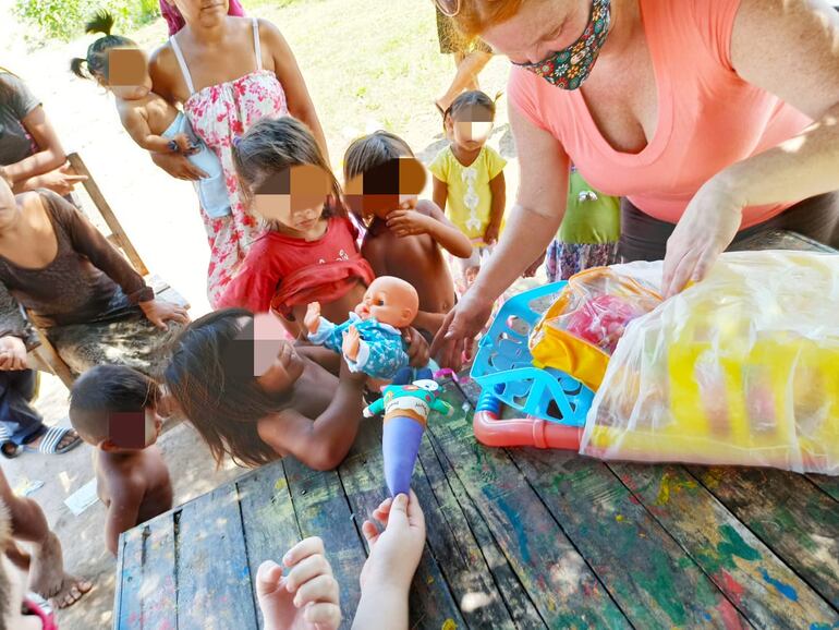 Niños y niñas de la comunidad indígena de Villeta recibieron obsequios por navidad de parte del hospital de juguetes.