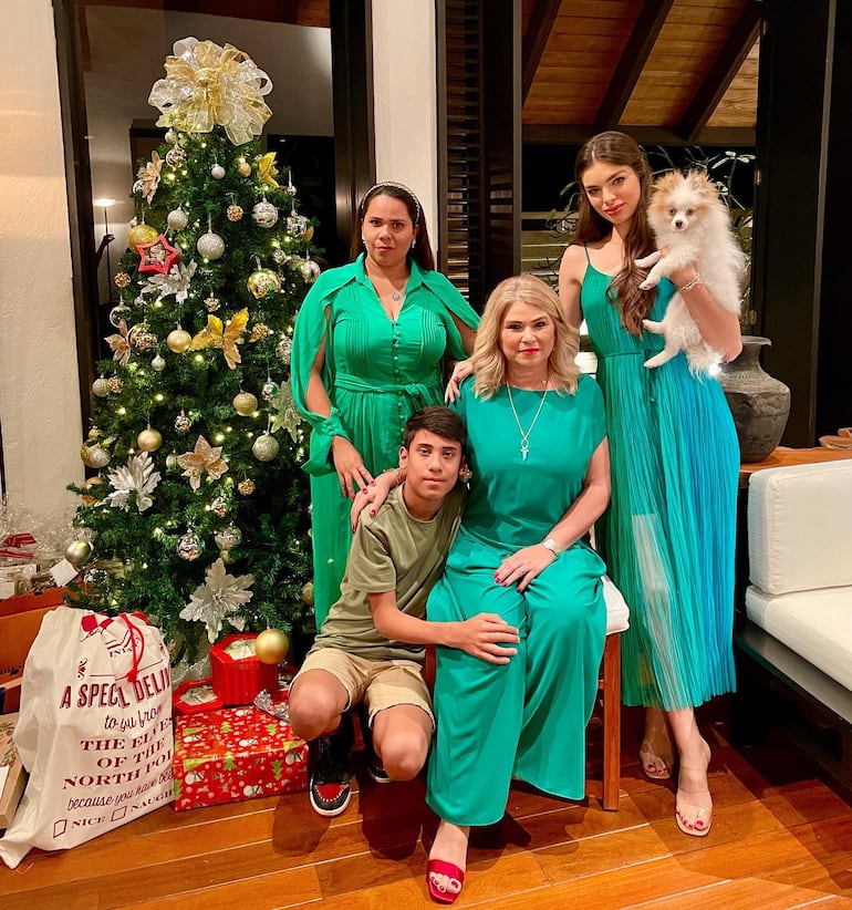 Nadia Ferreira con Blue en brazos, su mamá Ludy, su hermana Eli y su sobrino Mauri. (Instagram/Ludy Ferreira)