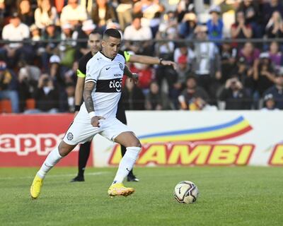 Derlis González a punto de sacar el remate y convertir el segundo de Olimpia, penal que fue correctamente cobrado por el árbitro