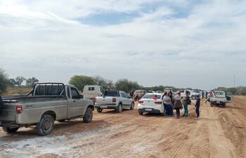 Ciudadanos de Villa Choferes están impidiendo que maquinaria del MOPC continúe su trabajo a modo de protesta.