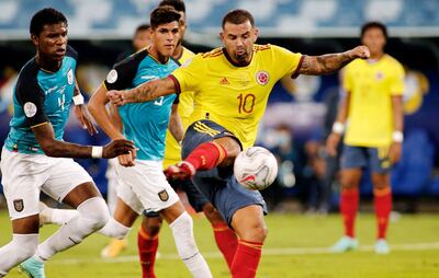Edwin Cardona se dispone a rematar para anotar. Fue un golazo, por la elaboración de la jugada.