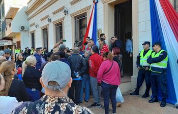 Manifestantes frente a la Junta Municipal.