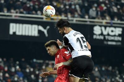 Omar Alderete despeja el balón en el partido que empataron a un gol el Valencia y el Sevilla.