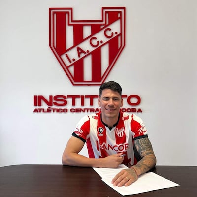 Juan José Franco, durante la firma del contrato en Instituto de Córdoba.