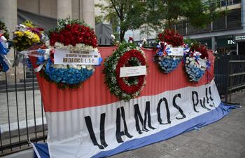 Grupos de ciudadanos acercaron coronas de flores en repudio contra los hechos vandálicos contra el Panteón.