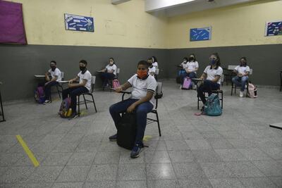 Niños y adolescentes vuelven a las instituciones educativas después de un año de clases virtuales por la pandemia.