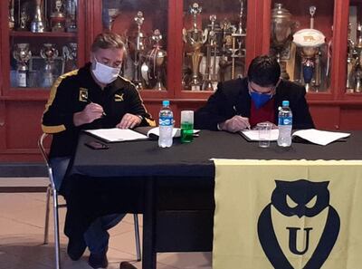 Carlos Cuevas y Óscar Rodríguez firman el contrato.