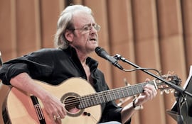 Luis Eduardo Aute durante un concierto en La Habana, en el año 2008. El artista abrazó diversas disciplinas, más allá de la música. (Foto: AFP)