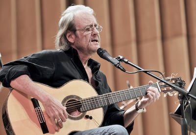 Luis Eduardo Aute durante un concierto en La Habana, en el año 2008. El artista abrazó diversas disciplinas, más allá de la música. (Foto: AFP)