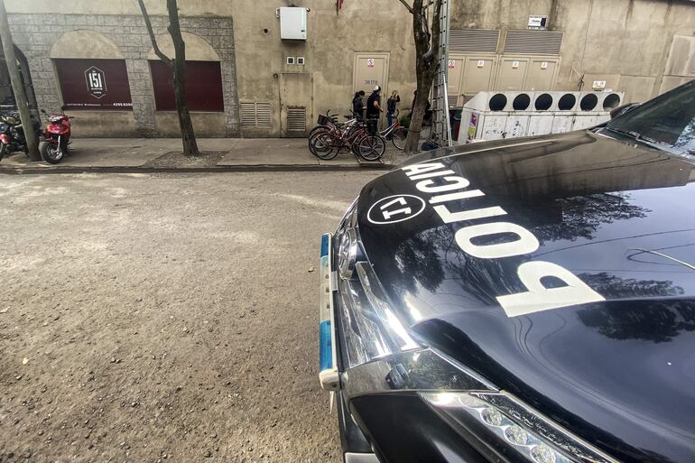 Un vehículo policial frente a un hotel donde se encuentran los cinco iraníes tripulantes de un avión sancionado por los Estados Unidos, hoy, en la localidad de Canning Ezeiza (Argentina).