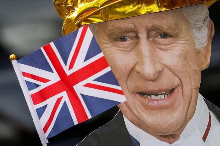 A cardboard picturing Britain's King Charles III with Union Jack is pictured along the procession route on The Mall, near to Buckingham Palace in central London, on May 5, 2023, ahead of the coronation weekend. - The country prepares for the coronation of Britain's King Charles III and his wife Britain's Camilla, Queen Consort on May 6, 2023. (Photo by Odd ANDERSEN / AFP)