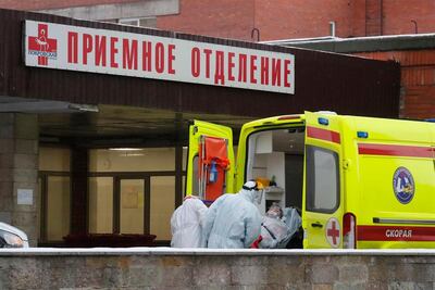 Una ambulancia a su llegada a la entrada de urgencias del hospital Pokrovskaya de San Petersburgo, Rusia, con un paciente de covid-19.