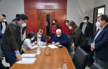 El director de la EBY, Nicanor Duarte Frutos, el gobernador de Itapúa, Juan Schmalko, y las secretarias de salud y educación, Lourdes Trussy y Cristina Madrazo, firmaron la adenda que renueva convenios con la entidad.