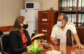 La presidenta del Indert, Abog. Gail Yaluff, se reunió con el senador Sixto Pereira, sobre el caso Toryvete.