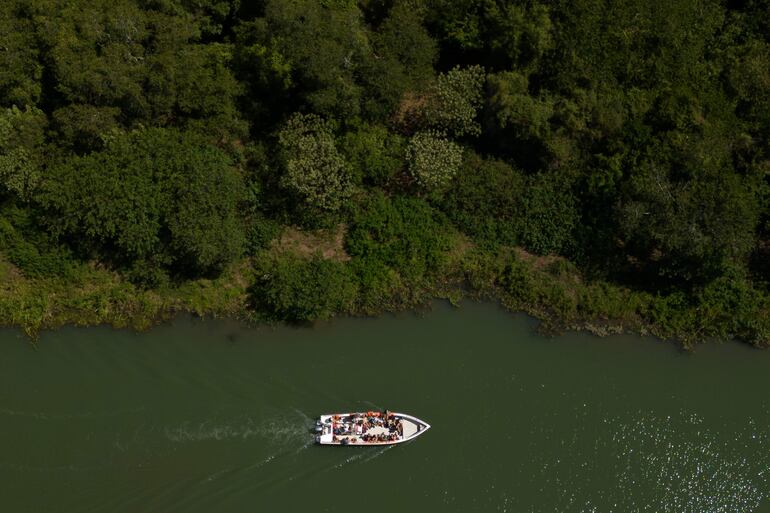 Un bote navega por el río Uruguay, en la Provincia de Entre Ríos (Argentina).