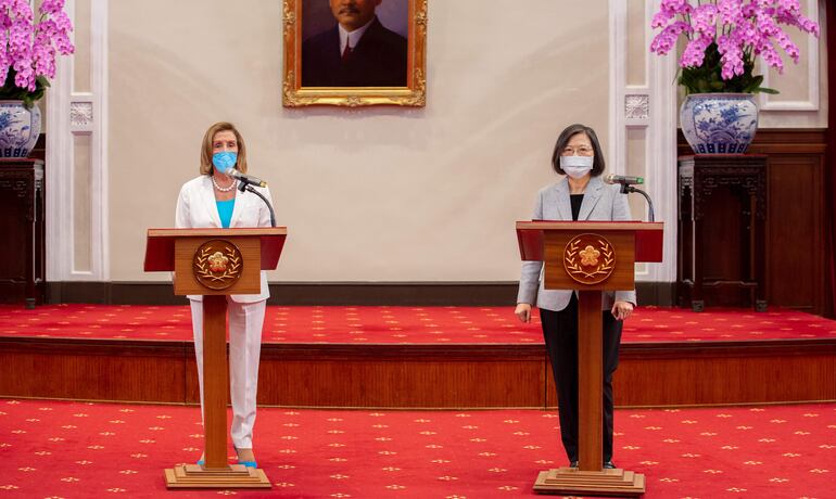 La presidenta de Taiwán Tsai Ing-wen (d), y la presidenta de la Cámara Baja de EE.UU., la demócrata Nancy Pelosi (i), durante una rueda de prensa conjunta el 3 de agosto en la sede del ejecutivo en Taipéi, Taiwán. 