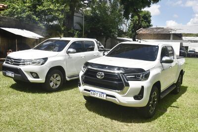 En la fotografía, a la izquierda, se ve la camioneta recuperada en mano de una funcionaria fiscal con chapa clonada.