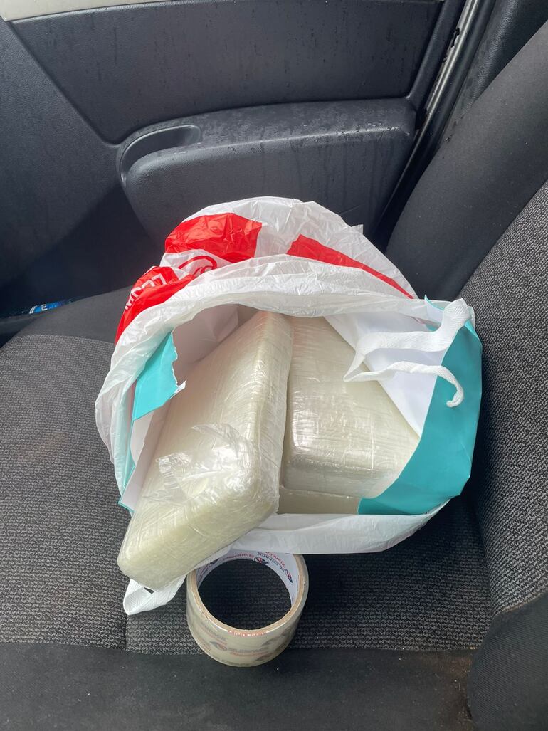 Cocaína hallada en el vehículo.