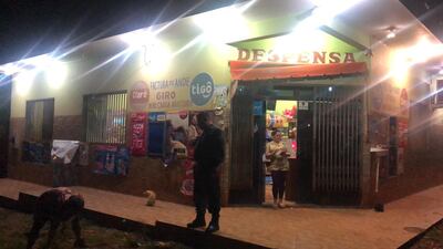 La despensa asaltada anoche por tres malvivientes que se movilizaban en un automóvil.