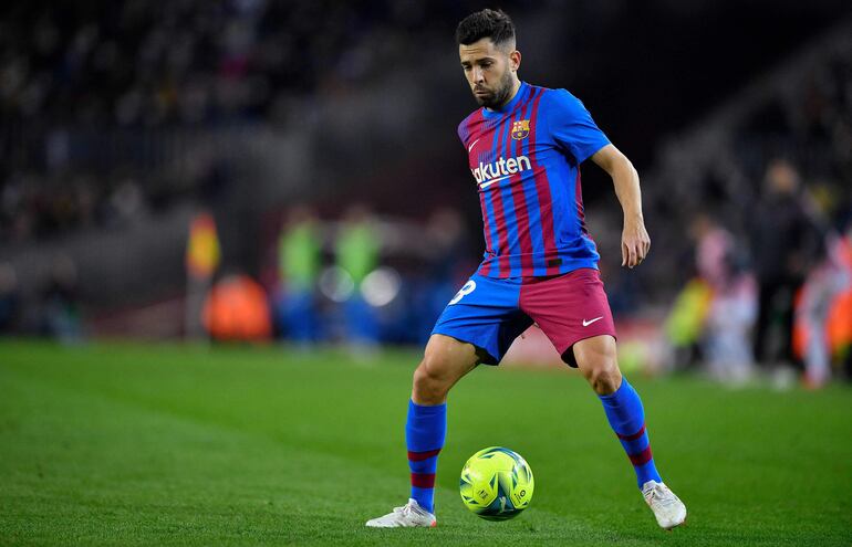 (FILES) In this file photo taken on November 20, 2021 Barcelona's Spanish defender Jordi Alba controls the ball during the Spanish league football match between FC Barcelona and RCD Espanyol, at the Camp Nou stadium in Barcelona. - FC Barcelona's Clement Lenglet, Dani Alves and Jordi Alba tested positive for Covid-19, the club said on December 28, 2021. (Photo by Pau BARRENA / AFP)