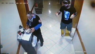 Kelvis Fernando Rodrigues sale de su habitación del sanatorio Viva Vida y le entrega una botella con jugo a un guardiacárcel, quien quedaría dormido.