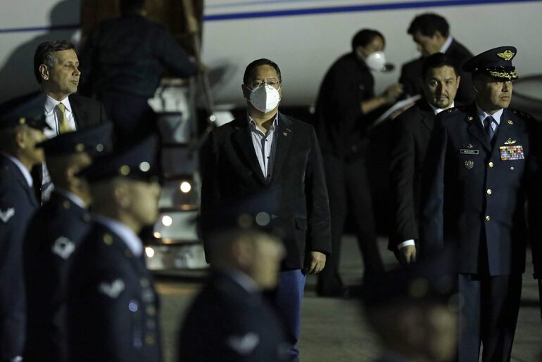 El presidente de Bolivia, Luis Arce, a su llegada al Comando Aéreo de Transporte Militar CATAM, hoy en Bogotá (Colombia).
