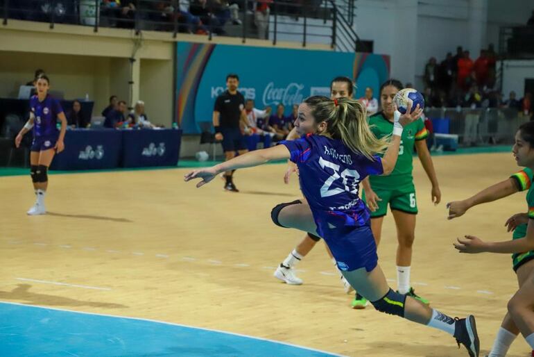 Anabel Oviedo salta para anotar uno de los varios goles con los que colaboró para la victoria de Paraguay ante Bolivia.