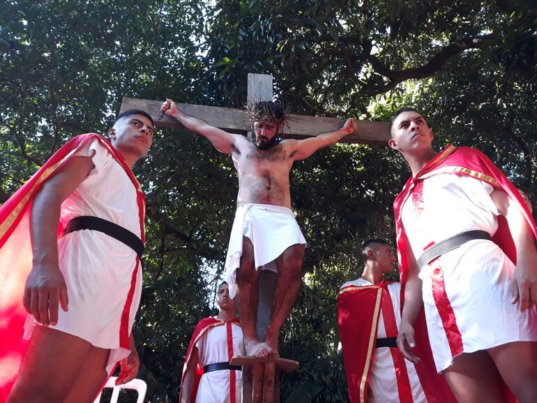 La crucifixión de Jesús es representado por el grupo todos los años.