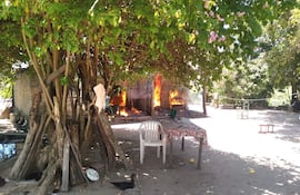 El fuego consumió por completo la vivienda de la Sra. Maura Velazco Martínez en la compañía Carandayty, distrito de Guazucuá.