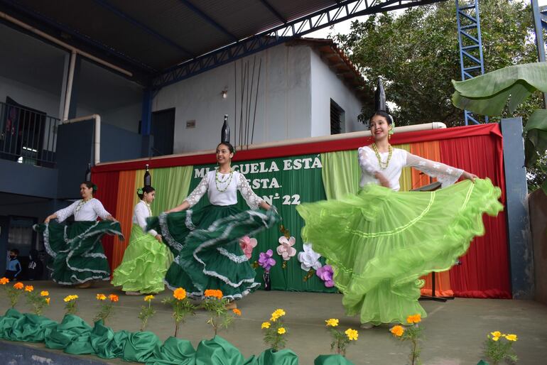 Las alumnas de la institución también demostraron sus dotes de bailarinas