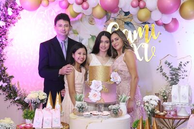 Camila junto a sus padres y hermana.