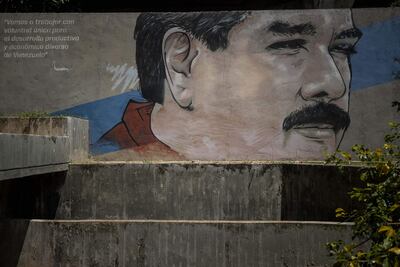 Un graffiti con la imagen del presidente de Venezuela, Nicolás Maduro, en Caracas (Venezuela). El 8 de marzo de 2013 Nicolás Maduro juró asumir la Presidencia de Venezuela con "mano dura", una promesa que hoy, cuando cumple diez años en el cargo, sigue viva y se ha cumplido a rajatabla, especialmente cuando la crispación política y los múltiples enemigos de la revolución bolivariana amenazaron su continuidad en el poder.