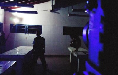 Un guardia lidia con sus miedos en la morgue del Hospital Regional de Encarnación, en la película dirigida por Hugo Cardozo.