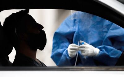 En el centro de prueba de covid-19, en Buenos Aires, las personas se acercan en sus vehículos para el test.
