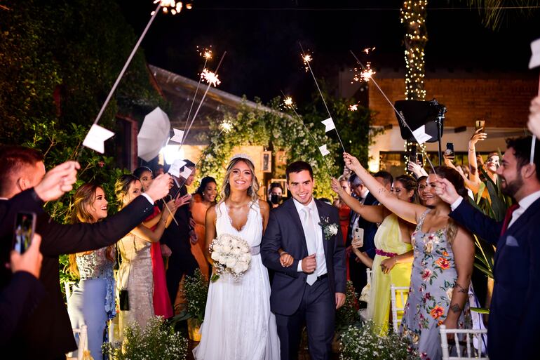 La feliz pareja es recibida con alegría y buena onda por sus amigos y familiares.